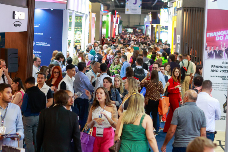 Os corredores dos pavilhões do Expo Center Norte ficaram lotados no primeiro dia da feira