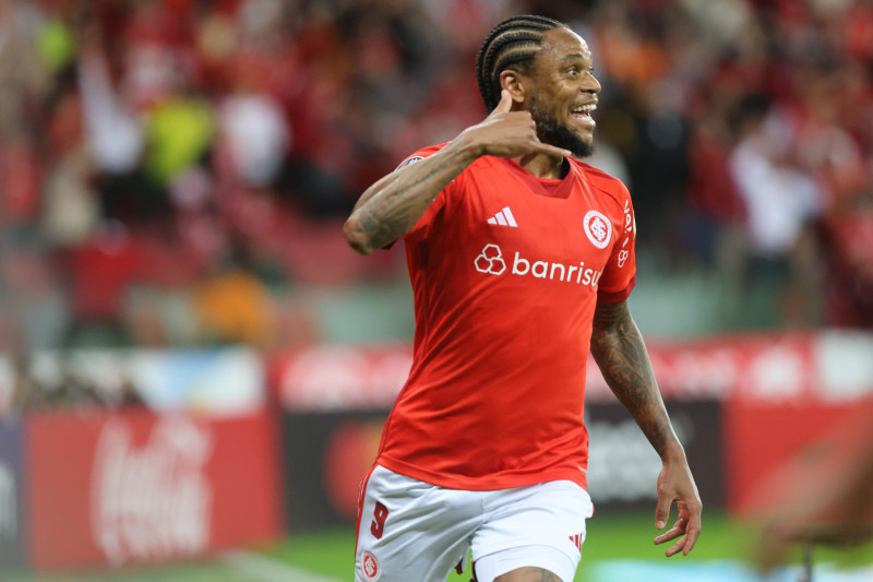 Marcador do segundo gol, Luiz Adriano brilhou no jogo