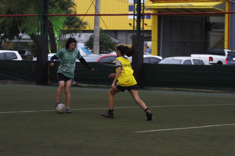 Escola de futebol gratuita e exclusiva para meninas? Esse lugar existe -  UOL Esporte