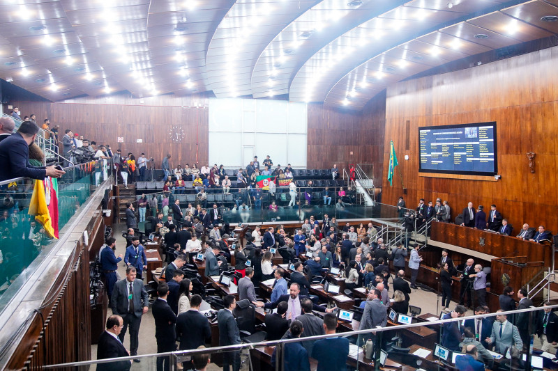 Votação do projeto será obrigatoriamente retomada na próxima sessão, a última antes do recesso