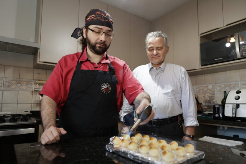 Giancarlo e Alberto Ghezzi, pai e filho, comandam, juntos, a Ghezzi Pastisceria, marca de doces italianos Foto: TÂNIA MEINERZ/JC