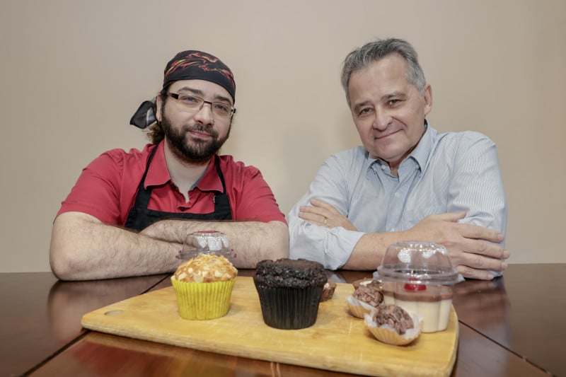 Giancarlo e Alberto Ghezzi, pai e filho, comandam, juntos, a Ghezzi Pasticceria, marca de doces italianos Foto: TÂNIA MEINERZ/JC