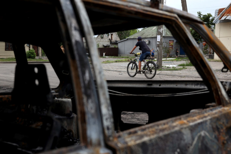 Ucraniano passeia por área da cidade de Donetsk atingida por míssil lançado por forças russas em conflito que já dura quase um ano e meio