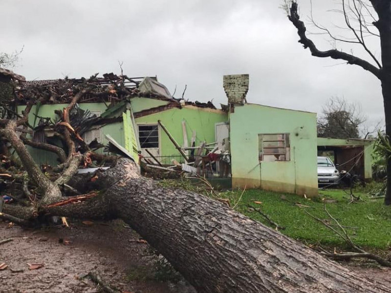 A passagem do ciclone extratropical derrubou árvores e causou danos em diversas regiões