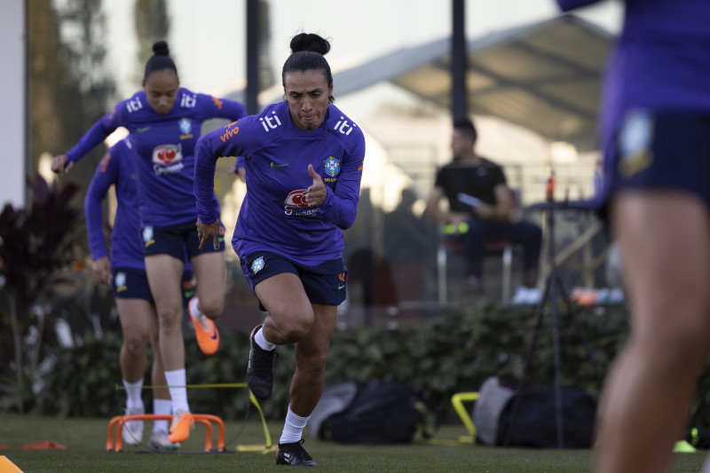 Craque da equipe, Marta treinou em separado, mas não preocupa para estreia da seleção na Copa do Mundo