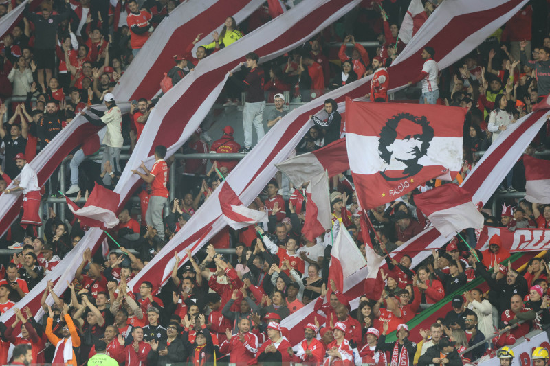 Mais de 41 mil torcedores colorados marcaram presença no estádio Beira-Rio nesta noite