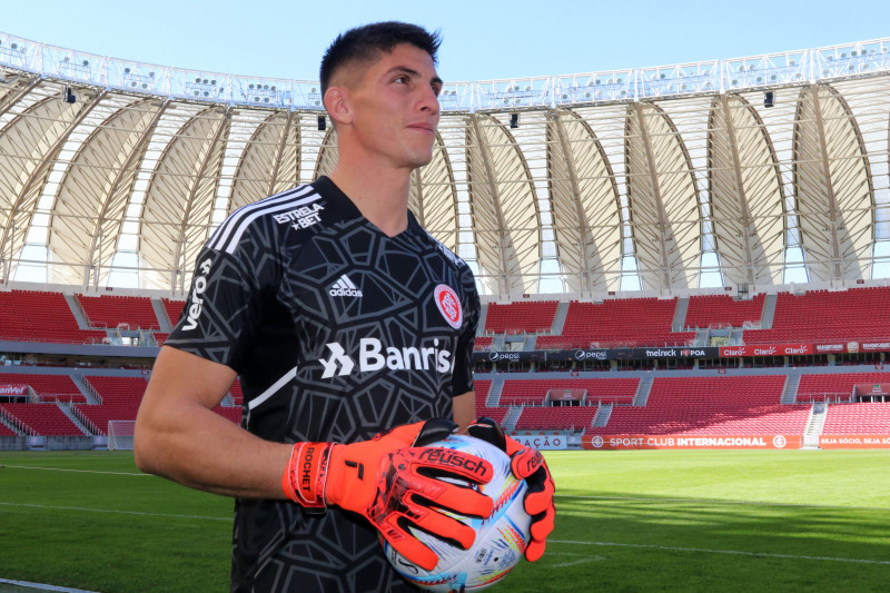 Goleiro uruguaio foi apresentado no Colorado nesta segunda-feira