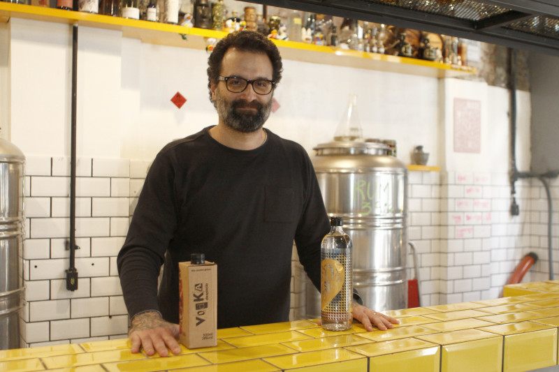 Ricardo &eacute; o empreendedor &agrave; frente da Destilaria Despacio, f&aacute;brica de bebidas da Le Mule Drinks Foto: EVANDRO OLIVEIRA/JC