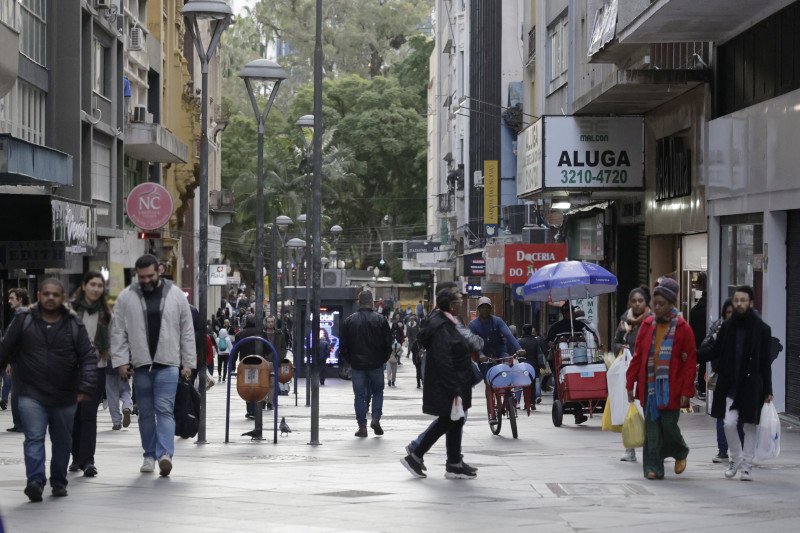 Nesta primeira etapa, a medida atingirá a população com renda de dois salários mínimos (2.640) até R$ 20 mil por mês