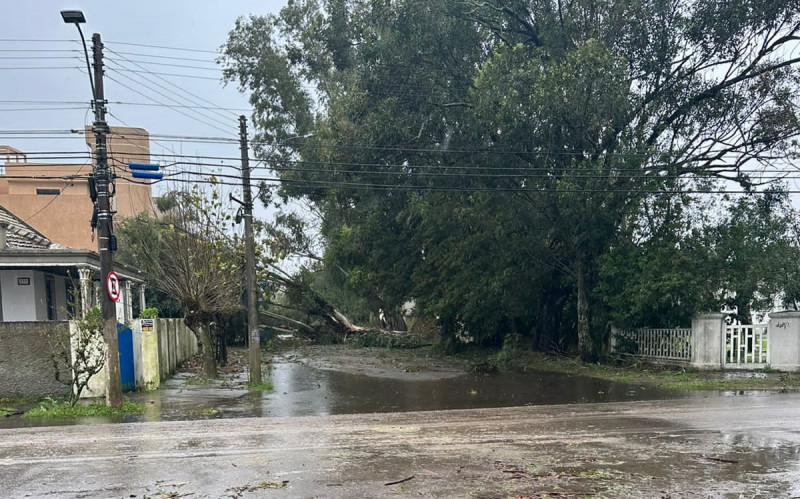 Milhares de clientes ainda estão sem energia no Balneário Cassino, na Zona sul do Estado