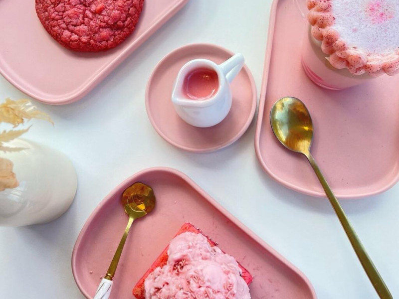 O pink blondie &eacute; uma bebida com sorvete de morango e calda de ganache de chocolate rosa Foto: Mari Pütten Doceria/Instagram/Reprodu&ccedil;&atilde;o/JC