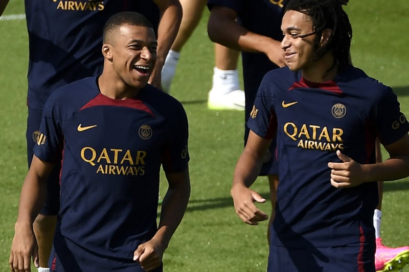 Quem é Ethan Mbappé, que entrou em campo com Neymar nesta quinta (3/8)?