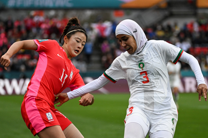 Nouhaila Benzin se tornou a primeira jogadora a usar um hijab (conjunto de vestimentas da doutrina islâmica) durante jogo de Mundial