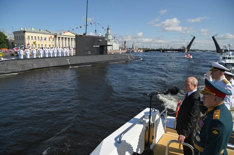 Para mostrar sua força, Putin participou de um desfile de navios de guerra