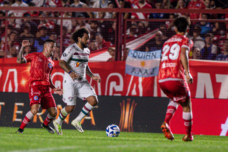 O lateral do Fluminense se envolveu em um lance trágico, no qual lesionou o adversário de maneira involuntária 