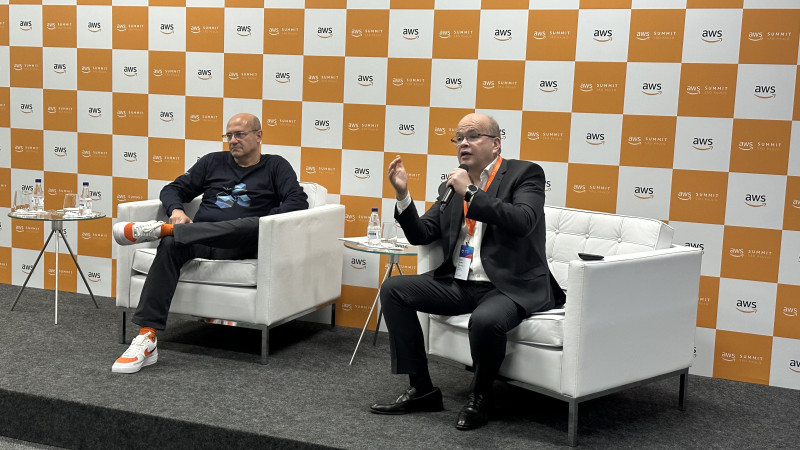 Morais (a esq.) e Cunha apresentaram no AWS Summit o impacto das ações da companhia