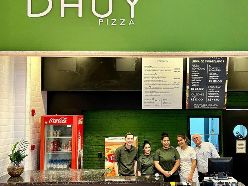 Chmelnitsky (1º, à esq.), ex-franqueado da Pizza Hut, com a equipe da unidade recém aberta