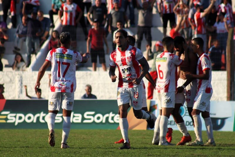 Terceiro maior campeão gaúcho, o Guarany de Bagé arrancou na frente no confronto contra o Monsoon