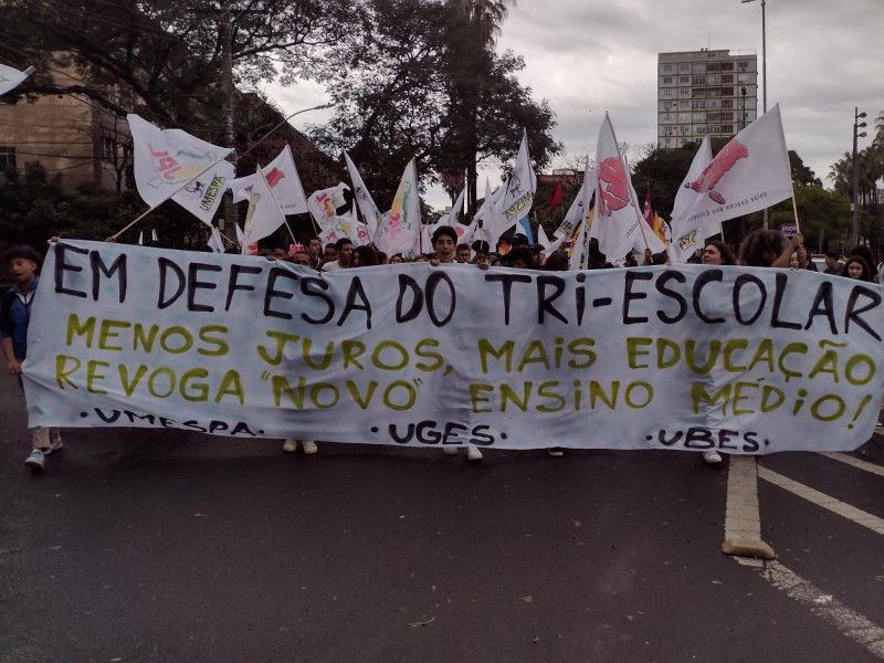 {'nm_midia_inter_thumb1':'https://www.jornaldocomercio.com/_midias/jpg/2023/08/11/206x137/1_protesto_de_estuantes-10292400.jpg', 'id_midia_tipo':'2', 'id_tetag_galer':'', 'id_midia':'64d6371e0019f', 'cd_midia':10292400, 'ds_midia_link': 'https://www.jornaldocomercio.com/_midias/jpg/2023/08/11/protesto_de_estuantes-10292400.jpg', 'ds_midia': 'Estudantes saíram em caminhada da frente do Colégio Júlio de Castilhos até o Palácio Piratini', 'ds_midia_credi': 'Luciane Medeiros/Especial/JC', 'ds_midia_titlo': 'Estudantes saíram em caminhada da frente do Colégio Júlio de Castilhos até o Palácio Piratini', 'cd_tetag': '1', 'cd_midia_w': '800', 'cd_midia_h': '600', 'align': 'Left'}