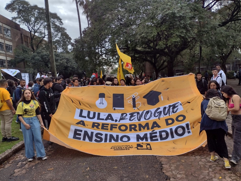 Os estudantes saíram em caminhada da frente do Colégio Júlio de Castilhos até o Palácio Piratiini