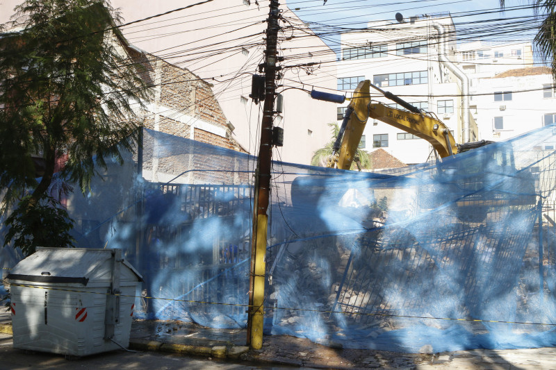 Imóveis foram desapropriados pelo município para expansão do hospital e estavam desocupados; demolição ocorreu nesta terça-feira