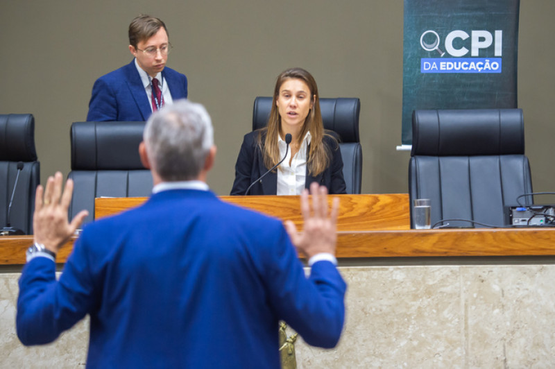 Protagonistas da sessão extraordinária, Mari Pimentel e Mauro Pinheiro debatem intensamente 