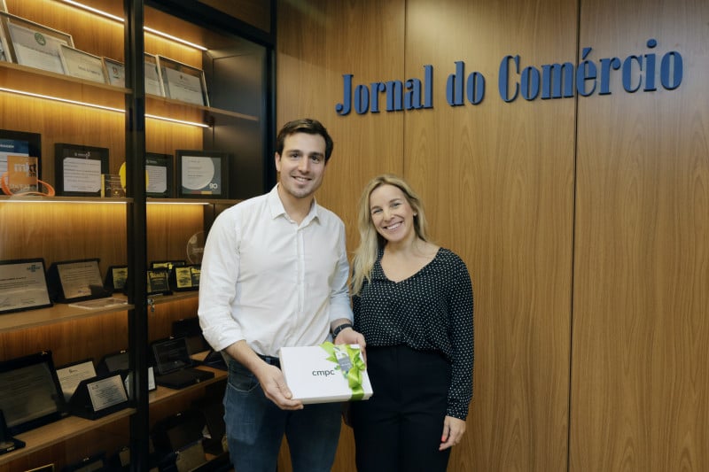 Sharon Treiguer, diretora da CMPC, foi recebida pelo diretor de Operações do JC, Giovanni Tumelero