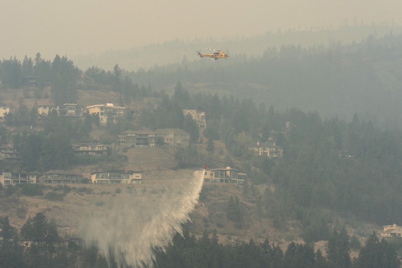 Uma grande nuvem de fumaça permanece sobre a cidade de Kelown, 150 quilômetros ao sul de Shuswap