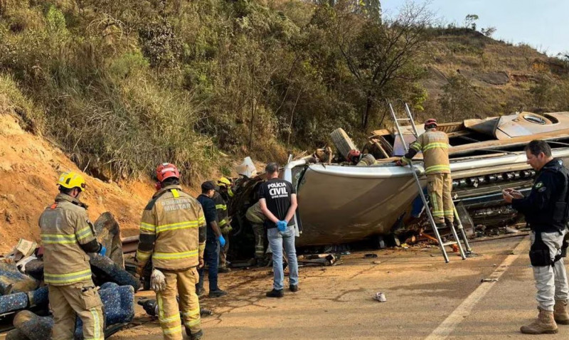 Ônibus com torcedores corintianos capotou na BR-381, a rodovia Fernão Dias, em Minas Gerais 