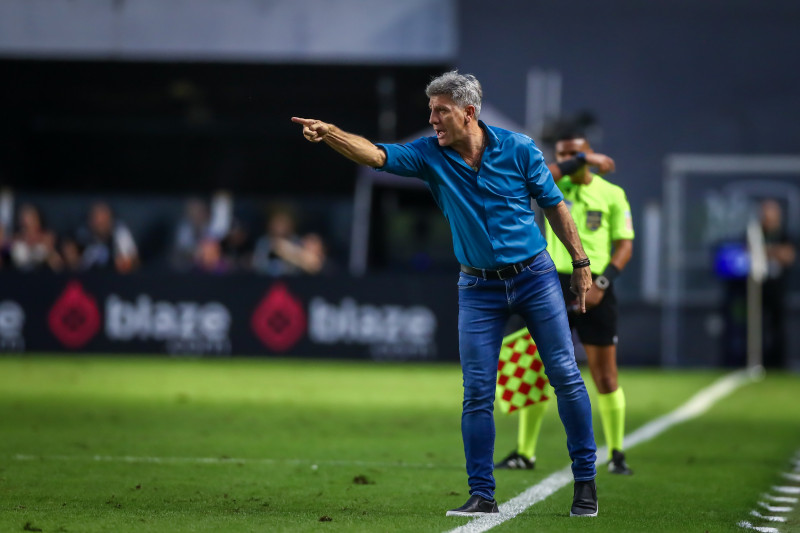 Renato Portaluppi se mostrou irritado com os erros do time na derrota infantil para o Santos