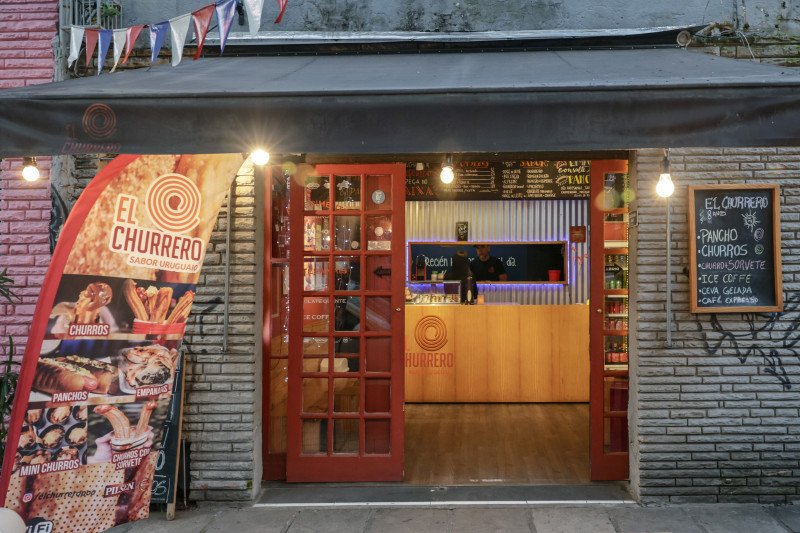 O negócio conta com opções doces e salgadas de churros, além do pancho, quitute típico uruguaio  Foto: TÂNIA MEINERZ/JC