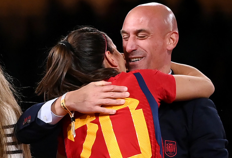 Luis Rubiales beijou Jenni Hermoso na entrega de medalhas do título da Espanha no Mundial feminino