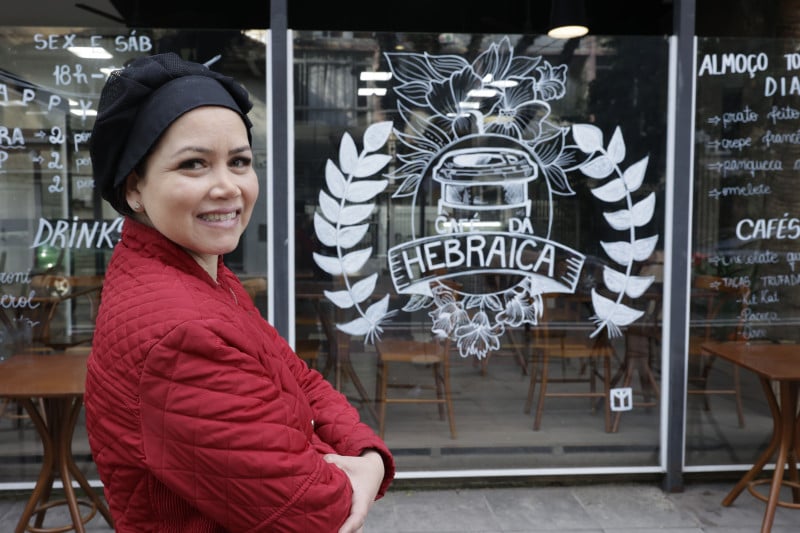 Miriam Ambrozio comanda o Café da Hebraica ao lado da família Foto: TÂNIA MEINERZ/JC