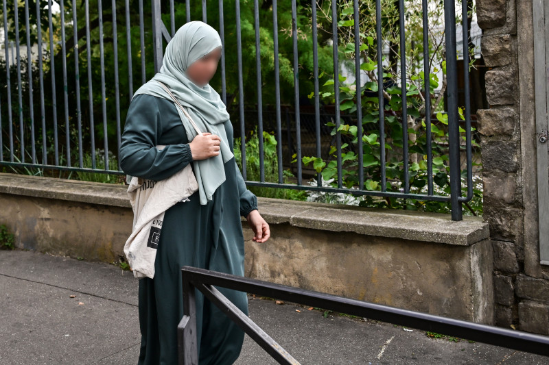 A Abaya é uma vestimenta comum em regiões de cultura árabe que cobre quase todo o corpo, com exceções do rosto e das mãos.