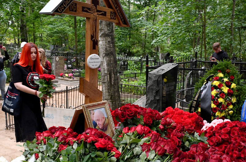  A woman wearing a t-shirt with a PMC Wagner group logo lays flowers at the grave of Wagner private mercenary group chief Yevgeny Prigozhin, who was killed in a private jet crash in the Tver region last week, at the Porokhovskoye cemetery in Saint Petersburg on August 30, 2023. (Photo by Olga MALTSEVA / AFP)
Aliado de Putin até se desentender com a cúpula militar russa, Prigojin foi enterrado na terça-feira