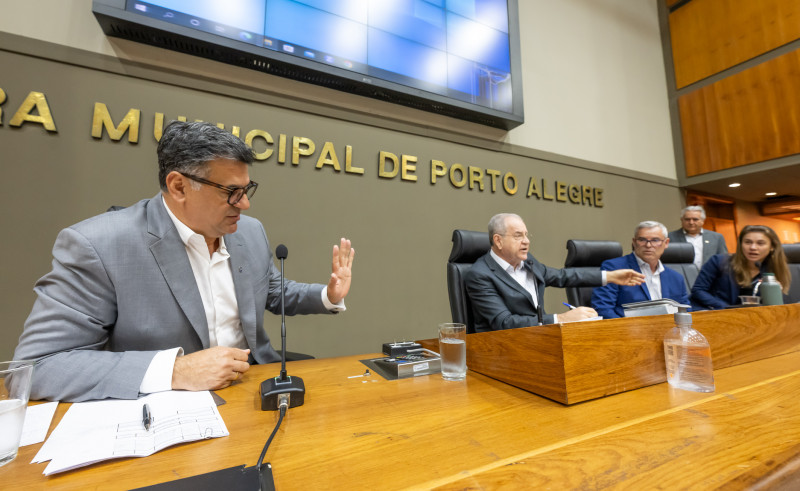 A vereadora Mari Pimentel (Novo), presidente da outra CPI da Câmara, fez parte da mesa, convidada por Cecchim