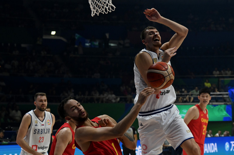 Borisa Simanic, pivô da seleção sérvia de basquete, perdeu um rim após ser atingido por uma cotovelada