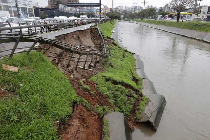 Novo desabamento ocorreu pela manhã na altura da rua Silva Só
