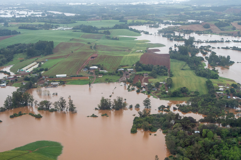 Imagem aérea mostra a cidade de Lajeado coberta pelas águas do Rio Taquari