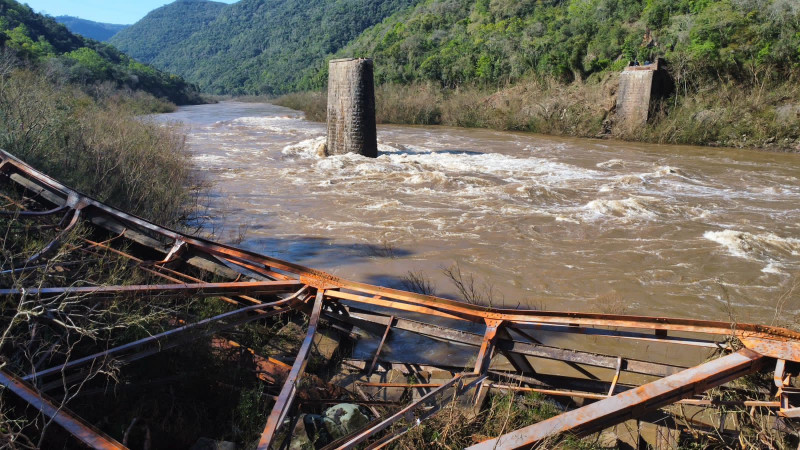 A Ponte de Ferro entre Nova Roma do Sul e Farroupilha no Rio das Antas foi totalmente destruída