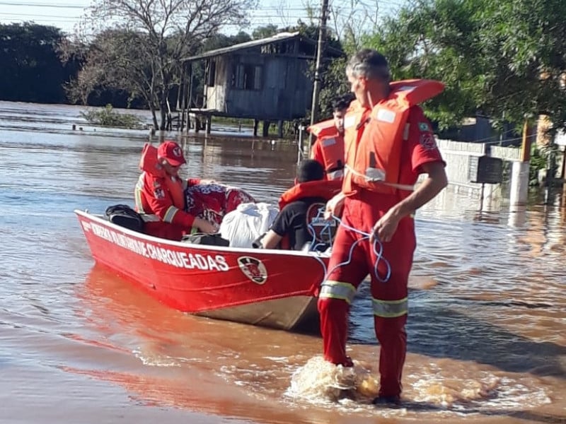 As equipes auxiliaram no resgate de dois corpos na região