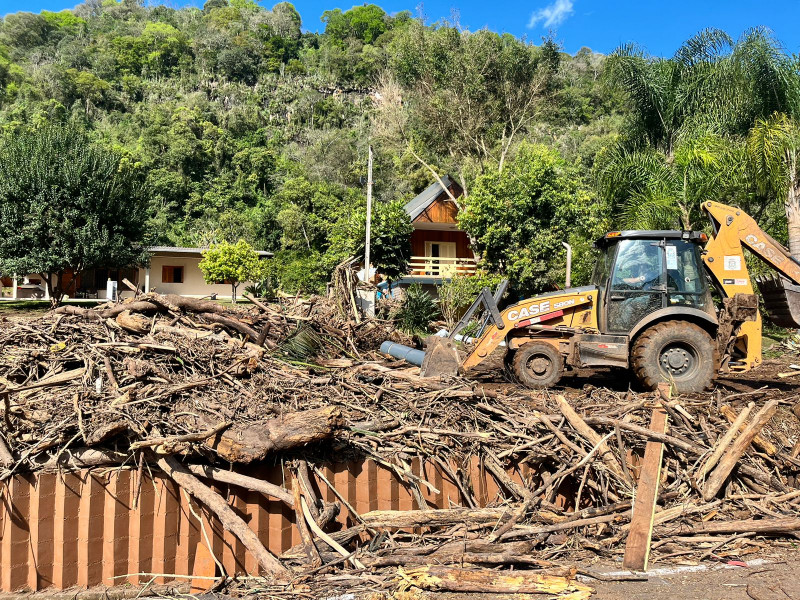 Prefeitura trabalha na limpeza e desobstrução de vias após chuvas em Bento Gonçalves