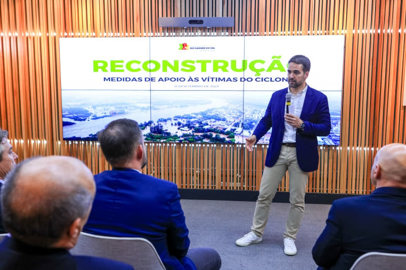 Eduardo Leite anunciou pacote de medidas durante reunião com a base aliada