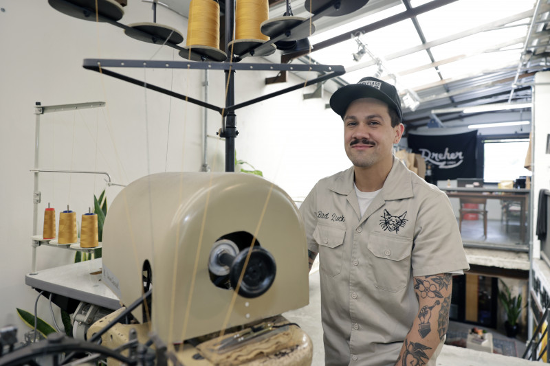 Matheus Dreher comanda a Dreher 1989, marca de Porto Alegre especializada em jeans brutos Foto: Tânia  Meinerz/JC