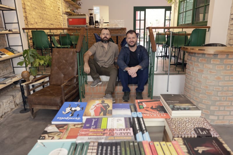 Andr&eacute; Lisboa e Pedro Nambuco s&atilde;o os propriet&aacute;rios da Macun Livraria, opera&ccedil;&atilde;o que une livraria, cafeteria e biblioteca Foto: T&acirc;nia Meinerz/JC