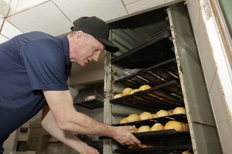  Luiz Carlos Rossi, proprietário da Padaria Brasil Itália. Bairro Rubem Berta, Porto Alegre. GE Foto: Tânia Meinerz/JC