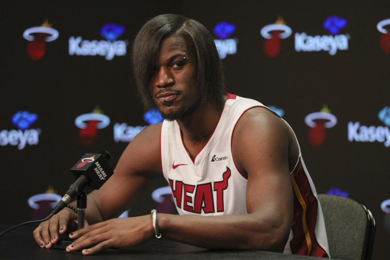 Jimmy Butler adota novo visual no Media Day do Miami Heat