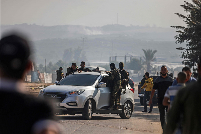 Grupos armados ingressaram em território israelense em ação coordenada