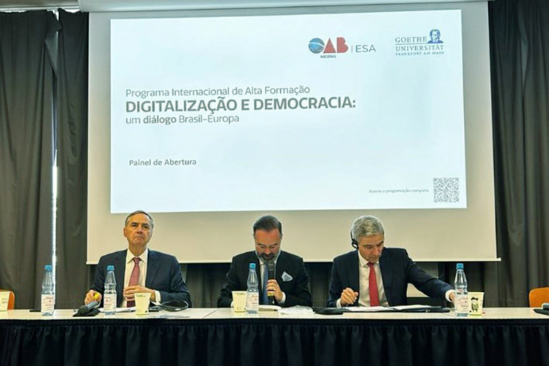 Luís Roberto Barroso (e) participou na Alemanhã de encontro sobre digitalização e democracia