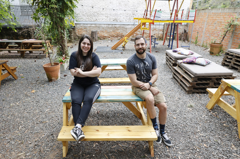 Victoria Schuster e Gabriel Bartz são os operadores do 4Beer no Bela Vista Foto: Tânia Meinerz/JC